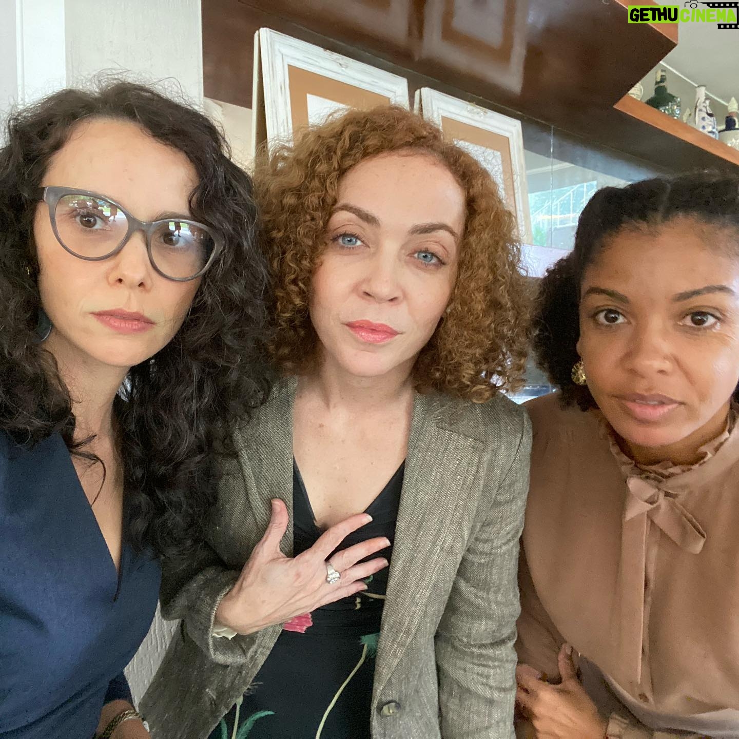 Débora Falabella Instagram - Hoje estreia a série Fim. Adaptação do livro da maravilhosa e genial @oficialfernandatorres A série começou antes da pandemia, seu início foi adiado e quando as gravações foram reiniciadas eu entrei num elenco que já estava formado. A incrível @alessandranegrini estava comprometida com outro trabalho e eu tive a difícil função de entrar nesse grupo e substituir essa musa. Tive que correr atrás. Da personagem e também da amizade que é a tônica desse trabalho. Fui acolhida desde o início por esse grupo de atores e parceiros dos sonhos, (Patota, vocês foram demais) pela direção linda do Andrucha e da @daniela_thomas_ e pela produção da @conspiracaofilmes @isatb e @globoplay Em pouco tempo já estávamos vivendo uma vida juntos! A gente sentava na cadeira de maquiagem e em 3 horas a gente viajava no tempo pelas mãos da @eulumoraes e da sua equipe de caracterização que fizeram um trabalho extraordinário. A gente se via com 10, 20,30 anos a mais e era estranho e lindo ao mesmo tempo. A série fala sobre amizade e finitude e de uma monte de outras coisas que marcaram uma geração e que até hoje respingam na gente e nos ajudam a entender quem somos. A família tradicional, o casamento e a maternidade como resultado dele, o machismo, a idealização das relações amorosas. Eu tô muito feliz com essa estreia. Feliz por ter feito esse trabalho com essa turma, porque fazer junto com o outro, fazer em grupo, é muito mais legal! E feliz por viver essa personagem intensa,inquieta e maravilhosamente desobediente e sincera! Espero que vcs acompanhem e se emocionem com essa história!❤️#fimnogloboplay
