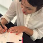 Débora Falabella Instagram - Lançamento do livro da minha querida amiga e artista genial @silvinhagomez. Duas peças publicadas, edição bilíngue, que agora vai chegar em muita gente pela @editorajavali ❤️tenho a sorte de poder ter atuado nessas duas obras. A Silvia escreve para o nosso tempo e nosso tempo não tá fácil de engolir se a gente não tiver um olhar delirante e poético para ele. Viva Silvinha!! Te amo ❤️