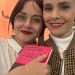 Débora Falabella Instagram - Lançamento do livro da minha querida amiga e artista genial @silvinhagomez. Duas peças publicadas, edição bilíngue, que agora vai chegar em muita gente pela @editorajavali ❤️tenho a sorte de poder ter atuado nessas duas obras. A Silvia escreve para o nosso tempo e nosso tempo não tá fácil de engolir se a gente não tiver um olhar delirante e poético para ele. Viva Silvinha!! Te amo ❤️