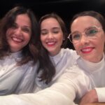 Débora Falabella Instagram - Lançamento do livro da minha querida amiga e artista genial @silvinhagomez. Duas peças publicadas, edição bilíngue, que agora vai chegar em muita gente pela @editorajavali ❤️tenho a sorte de poder ter atuado nessas duas obras. A Silvia escreve para o nosso tempo e nosso tempo não tá fácil de engolir se a gente não tiver um olhar delirante e poético para ele. Viva Silvinha!! Te amo ❤️