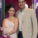 Débora Falabella Instagram - #TERRAEPAIXÃO 📺 Lucinda e Marino vão se casar! 🧡 Os dois, que formam um dos casais mais queridos da novela das nove, ficarão noivos nos próximos capítulos da trama e receberão os amigos na pousada para comemorar. Depois de tantos empecilhos, o final feliz de Lurino está cada vez mais próximo 🥰 [📸: Globo/Manoella Mello]