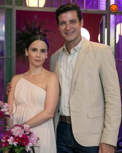 Débora Falabella Instagram - #TERRAEPAIXÃO 📺 Lucinda e Marino vão se casar! 🧡 Os dois, que formam um dos casais mais queridos da novela das nove, ficarão noivos nos próximos capítulos da trama e receberão os amigos na pousada para comemorar. Depois de tantos empecilhos, o final feliz de Lurino está cada vez mais próximo 🥰 [📸: Globo/Manoella Mello]