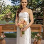Débora Falabella Instagram – #TERRAEPAIXÃO 📺 Estou simplesmente apaixonado por essas fotos do casamento de Lucinda e Marino! 🥰 O casal receberá os familiares e amigos em uma cerimônia superespecial para celebrar o amor. Lindo de se ver, não é? ❤️ [📸: Globo/Léo Rosario]