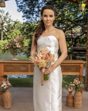 Débora Falabella Instagram - #TERRAEPAIXÃO 📺 Estou simplesmente apaixonado por essas fotos do casamento de Lucinda e Marino! 🥰 O casal receberá os familiares e amigos em uma cerimônia superespecial para celebrar o amor. Lindo de se ver, não é? ❤️ [📸: Globo/Léo Rosario]