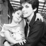Débora Falabella Instagram – Eu sempre acordo emocionada demais no dia das mães❤️ Feliz dia ✨