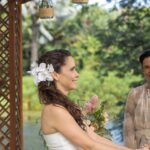 Débora Falabella Instagram - #TERRAEPAIXÃO 📺 Estou simplesmente apaixonado por essas fotos do casamento de Lucinda e Marino! 🥰 O casal receberá os familiares e amigos em uma cerimônia superespecial para celebrar o amor. Lindo de se ver, não é? ❤️ [📸: Globo/Léo Rosario]