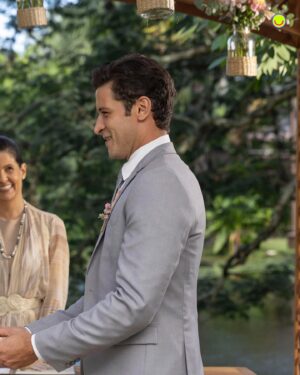Débora Falabella Instagram - #TERRAEPAIXÃO 📺 Estou simplesmente apaixonado por essas fotos do casamento de Lucinda e Marino! 🥰 O casal receberá os familiares e amigos em uma cerimônia superespecial para celebrar o amor. Lindo de se ver, não é? ❤️ [📸: Globo/Léo Rosario]