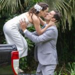 Débora Falabella Instagram – #TERRAEPAIXÃO 📺 Estou simplesmente apaixonado por essas fotos do casamento de Lucinda e Marino! 🥰 O casal receberá os familiares e amigos em uma cerimônia superespecial para celebrar o amor. Lindo de se ver, não é? ❤️ [📸: Globo/Léo Rosario]