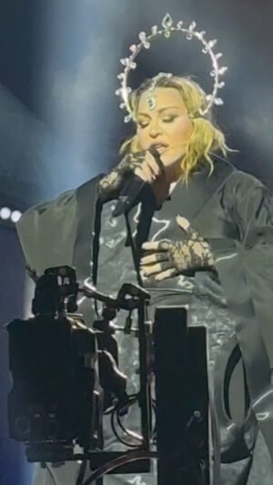 Débora Falabella Instagram - Não tenho nem legenda❤️ Queen Madonna ❤️Acompanhada dos meus amores! Sonho