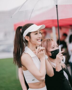 Dada Chan Instagram - COFFEESWEAT NEW COLLECTION LAUNCH🤍 
Summer Activewear Anywhere Collection.
雖然活動中途下雨，但看見來的女生們無懼風雨繼續跟coffee做運動，令我心情很激昂，欣賞女性嘅凝聚力🫶🏻愛運動的女生無論外在和內在都是最強韌的💪🏻我們是最強的！
Life isn’t about waiting for the storm to pass but learning to dance in the rain!

@coffeesweat_ 
@coffee89921 
@ghlchan 
@harbourcity 
@ipshkg 
#coffeesweat #coffeelam #workout #workoutwithcoffeesweat #yoga #harbourcity