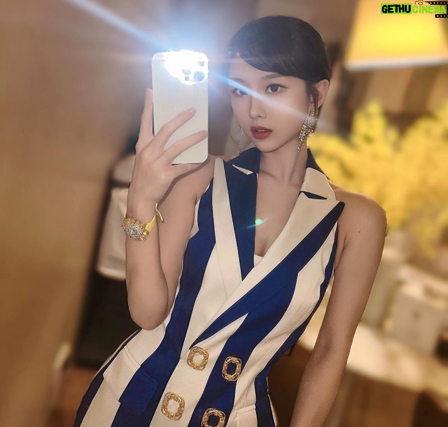 Dada Chan Instagram - Hong Kong Cancer Foundation 35th Anniversary Charity Gala ❤️ Outfit @moschino @bluebellhk #moschinohk Jewelry @christywo_official @crisathena_paris Make up @bubuumakeup @numberoneprhk ❤️ @hkcancerfund