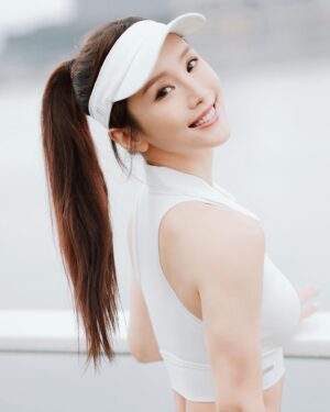Dada Chan Instagram - COFFEESWEAT NEW COLLECTION LAUNCH🤍 
Summer Activewear Anywhere Collection.
雖然活動中途下雨，但看見來的女生們無懼風雨繼續跟coffee做運動，令我心情很激昂，欣賞女性嘅凝聚力🫶🏻愛運動的女生無論外在和內在都是最強韌的💪🏻我們是最強的！
Life isn’t about waiting for the storm to pass but learning to dance in the rain!

@coffeesweat_ 
@coffee89921 
@ghlchan 
@harbourcity 
@ipshkg 
#coffeesweat #coffeelam #workout #workoutwithcoffeesweat #yoga #harbourcity