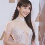 Dada Chan Instagram – The 17th Asian Film Awards 
第十七屆亞洲電影大獎 

Make up: @bubuumakeup 
Hair: @jackjack_hung @dazzlehairsalon_ 
Dress: @theweddinggown_official @inbaldrorofficial 
nail: @luxenail 
Ring: @crisathena_paris