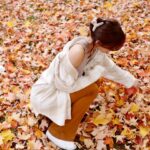 Dada Chan Instagram - 𝓛𝓲𝓼𝓽𝓮𝓷𝓲𝓷𝓰 𝓽𝓸 𝓽𝓱𝓮 𝓶𝓮𝓵𝓸𝓭𝔂 𝓸𝓯 𝓶𝓪𝓹𝓵𝓮 𝓵𝓮𝓪𝓿𝓮𝓼, 𝓽𝓱𝓮 𝓯𝓵𝓸𝔀𝓮𝓻𝓼 𝓸𝓲𝓴𝓮 𝓼𝓽𝓪𝓻𝓼. 🍁 學校門口的大樹 🐿️