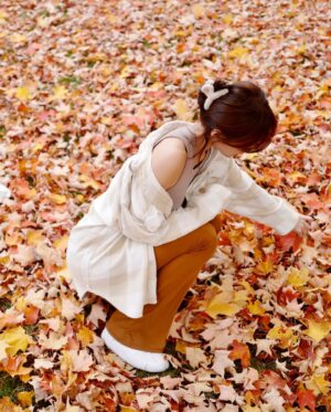 Dada Chan Instagram - 𝓛𝓲𝓼𝓽𝓮𝓷𝓲𝓷𝓰 𝓽𝓸 𝓽𝓱𝓮 𝓶𝓮𝓵𝓸𝓭𝔂 𝓸𝓯 𝓶𝓪𝓹𝓵𝓮 𝓵𝓮𝓪𝓿𝓮𝓼, 𝓽𝓱𝓮 𝓯𝓵𝓸𝔀𝓮𝓻𝓼 𝓸𝓲𝓴𝓮 𝓼𝓽𝓪𝓻𝓼. 🍁
學校門口的大樹 🐿️