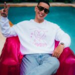Daddy Yankee Instagram - Yo cogí un vuelo privado hacia mi interior ✈️❤️🎵 Familia! #LoVEO DISPONIBLE EN TODAS LAS PLATAFORMAS DIGITALES 🔊 Les dejo el link disponible para que lo puedan ver y escuchar en mi biografía 📲