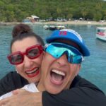 Daddy Yankee Instagram - Feliz Día De Las Madres a ti mi guerrera favorita, Doña Rosa 🌹 🌹 Te Amamos 🌹🌹 “Hijos, obedezcan en el Señor a sus padres, porque esto es justo. «Honra a tu padre y a tu madre» —que es el primer mandamiento con promesa — «para que te vaya bien y disfrutes de una larga vida en la tierra».” ‭‭ ✝️ Efesios‬ ‭6‬:‭1‬-‭3‬ ‭ - Disfruten a sus PADRES todo el tiempo que puedan y creen momentos únicos que se queden con ustedes para siempre - FELIZ DÍA DE LAS MADRES A TODAS LAS MADRES DEL 🌍 ❤️🙏🏽✝️🙏🏽