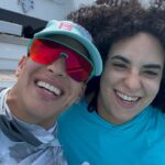 Daddy Yankee Instagram - En la playita con la familia. Aquí con la sister disfrutando porque mi hija Yamilette se escondió pa’ la cámara 😂 Ya mismo la convenzo 😄 #LOVEO ✝️