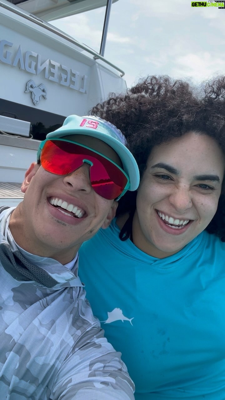 Daddy Yankee Instagram - En la playita con la familia. Aquí con la sister disfrutando porque mi hija Yamilette se escondió pa’ la cámara 😂 Ya mismo la convenzo 😄 #LOVEO ✝️
