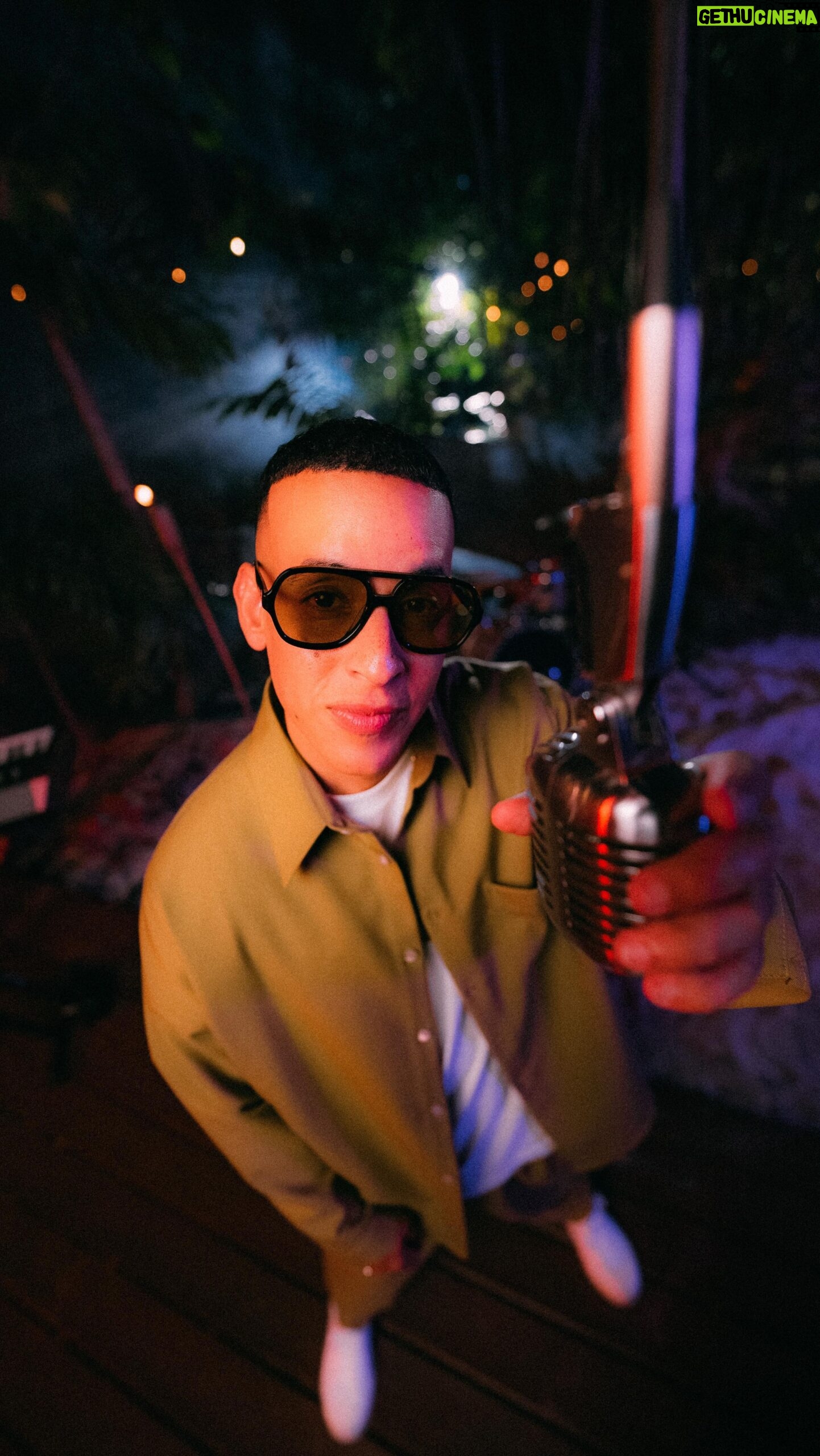 Daddy Yankee Instagram - Familia! Ya está disponible en todas las plataformas #LoVEO ❤️ Esta canción tienen un significado muy especial para mí. Tal como les dije, espero que cuando la escuchen, les llene el espíritu, el alma y los ponga en una buena sintonía con nuestro Señor ✝️ Dios los bendiga ✨ #LoVEO #DaddyYankee #NuevaMusica #NewMusic