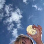 Dagi Bee Instagram – Man könnte denken wir hatten über 25°C auf Mallorca, aber wurden beglückt mit schönen 11°C ☀️😂

Foto 1 : Wir hatten eine 4 tätige Produktion für etwas ganz tolles, was schon bald bei @kaffeemitzitrone ansteht 😍
Foto 2 : wir lassen es auch bei 11°C aussehen wie Hochsommer ☀️
Video 3 : Ich LIEBE Geckos 🥹♥️🦎 
Video 4 : Leben genießen unter Zitronenbäumen ✨
Video 5 : Die entstandenen Fotos unter dem Zitronenbaum haben uns den Abend versüßt 😂😂😂
Foto 6 : Ein Foto für die Familie ♥️
Video 7 : Leben genießen & Cabrio fahren – schon ein Vibe ✨
Foto 8 : Cheers! 🍋
Foto 9 : my alter Ego ( habe in dem Moment etwas manifestiert ) 🪐
Video 10 : ich werde nie aufhören schöne Sonnenuntergänge festzuhalten 📸📹