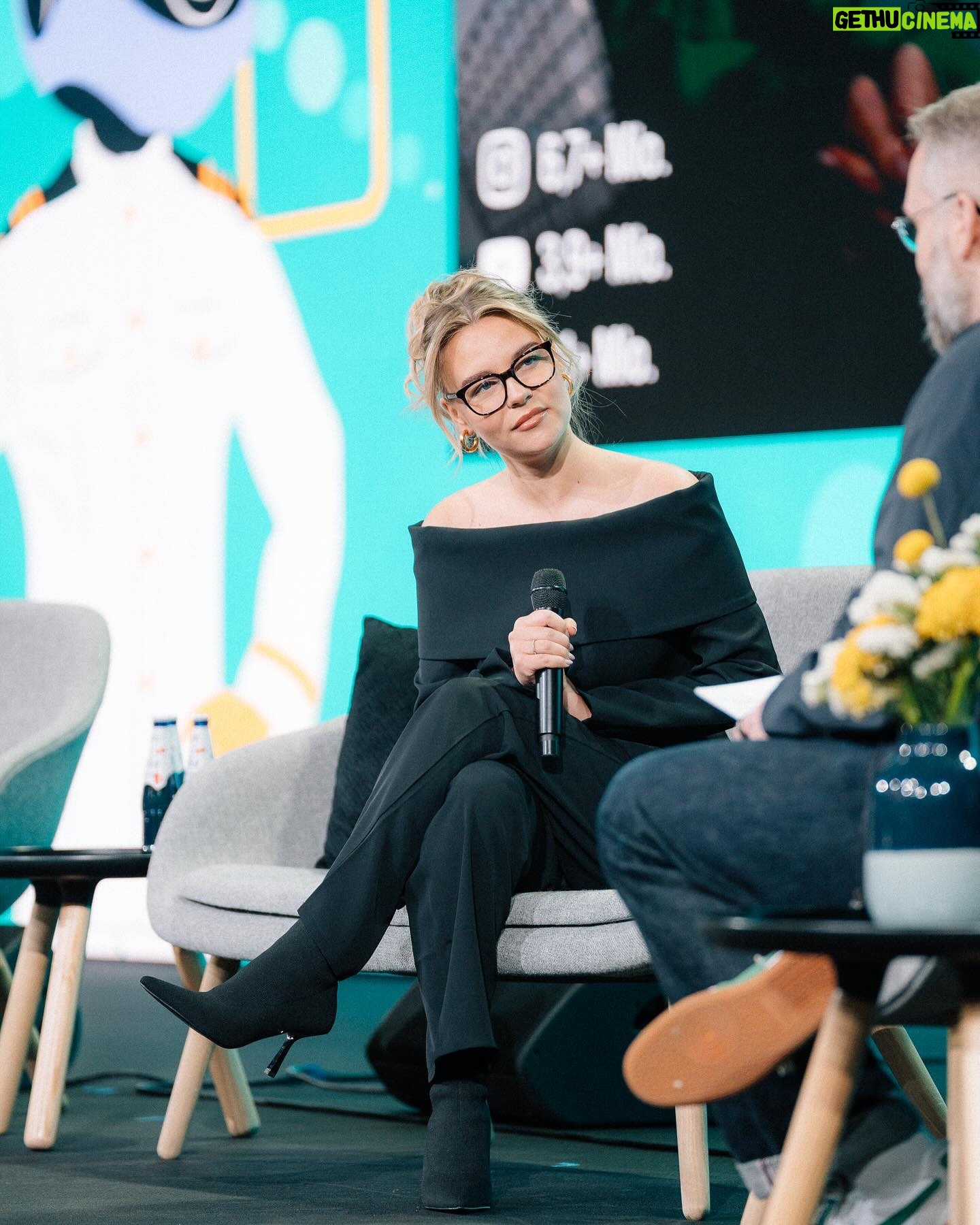 Dagi Bee Instagram - Danke OMR 2024 | @officially_omr ♥️ 2019 war Ich das letzte Mal dabei & dieses Jahr durfte Ich wieder einen Talk auf der Bühne zusammen mit @martinwroblewski | @social_match über Hype, Hate, Skandale & Negativpresse führen ✨ Es war mir eine Ehre & freue mich riesig ,dass so viele dabei waren & zugehört haben ( auch wenn die legendären OMR PARTYS bis tief in die Nacht gingen 😂🍸 ) DANKE! Wart Ihr auch dieses Jahr auf der OMR ? Wenn ja - was hat euch am besten gefallen? 🫶🏼 #omr24