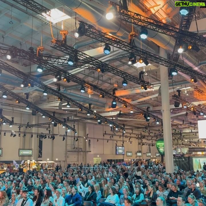 Dagi Bee Instagram - Danke OMR 2024 | @officially_omr ♥️ 2019 war Ich das letzte Mal dabei & dieses Jahr durfte Ich wieder einen Talk auf der Bühne zusammen mit @martinwroblewski | @social_match über Hype, Hate, Skandale & Negativpresse führen ✨ Es war mir eine Ehre & freue mich riesig ,dass so viele dabei waren & zugehört haben ( auch wenn die legendären OMR PARTYS bis tief in die Nacht gingen 😂🍸 ) DANKE! Wart Ihr auch dieses Jahr auf der OMR ? Wenn ja - was hat euch am besten gefallen? 🫶🏼 #omr24
