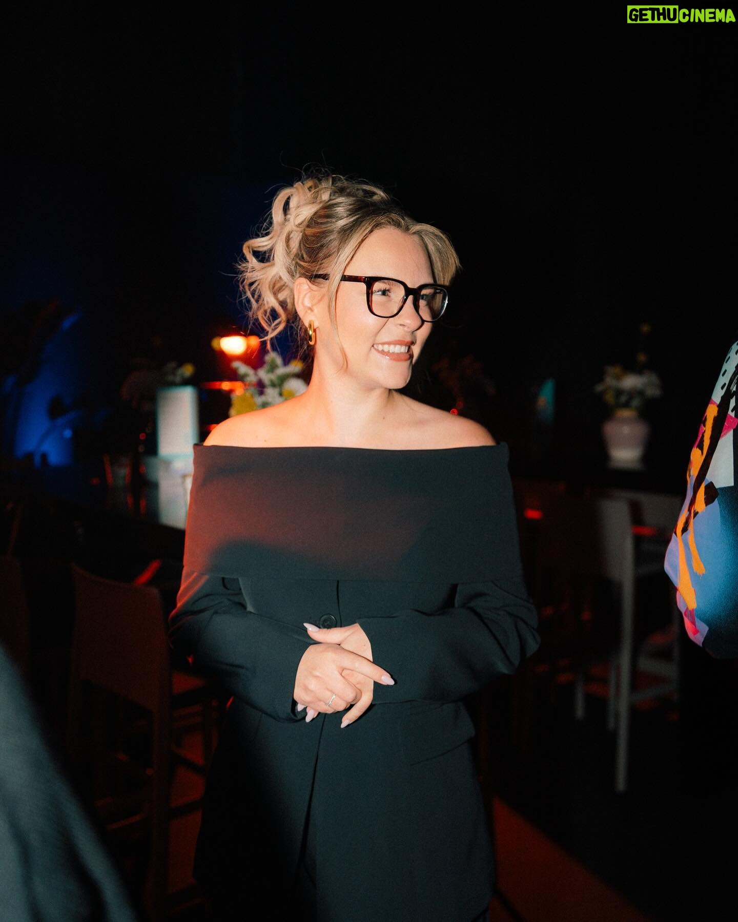 Dagi Bee Instagram - Danke OMR 2024 | @officially_omr ♥️ 2019 war Ich das letzte Mal dabei & dieses Jahr durfte Ich wieder einen Talk auf der Bühne zusammen mit @martinwroblewski | @social_match über Hype, Hate, Skandale & Negativpresse führen ✨ Es war mir eine Ehre & freue mich riesig ,dass so viele dabei waren & zugehört haben ( auch wenn die legendären OMR PARTYS bis tief in die Nacht gingen 😂🍸 ) DANKE! Wart Ihr auch dieses Jahr auf der OMR ? Wenn ja - was hat euch am besten gefallen? 🫶🏼 #omr24