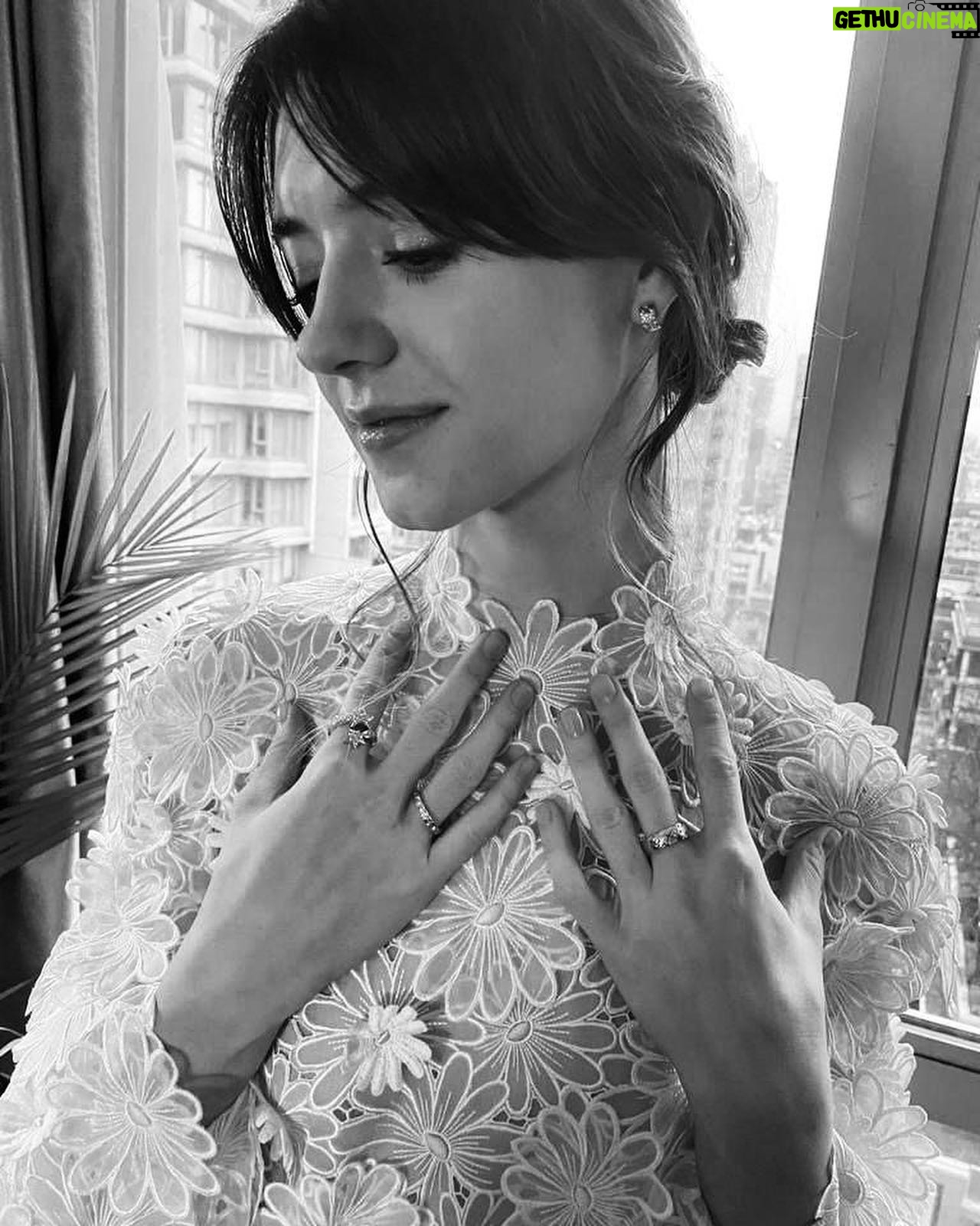 Daisy Edgar-Jones Instagram - I feel so honoured to have been nominated amongst these incredible women and congratulations @anyataylorjoy, your performance blew me away ✨ Thank you @chanelofficial for letting me wear the dress of my dreams!! I never want to take it off 🌼 Wearing Chanel haute couture and fine jewellery in collaboration with @chanelofficial #cococrush #ad #goldenglobes