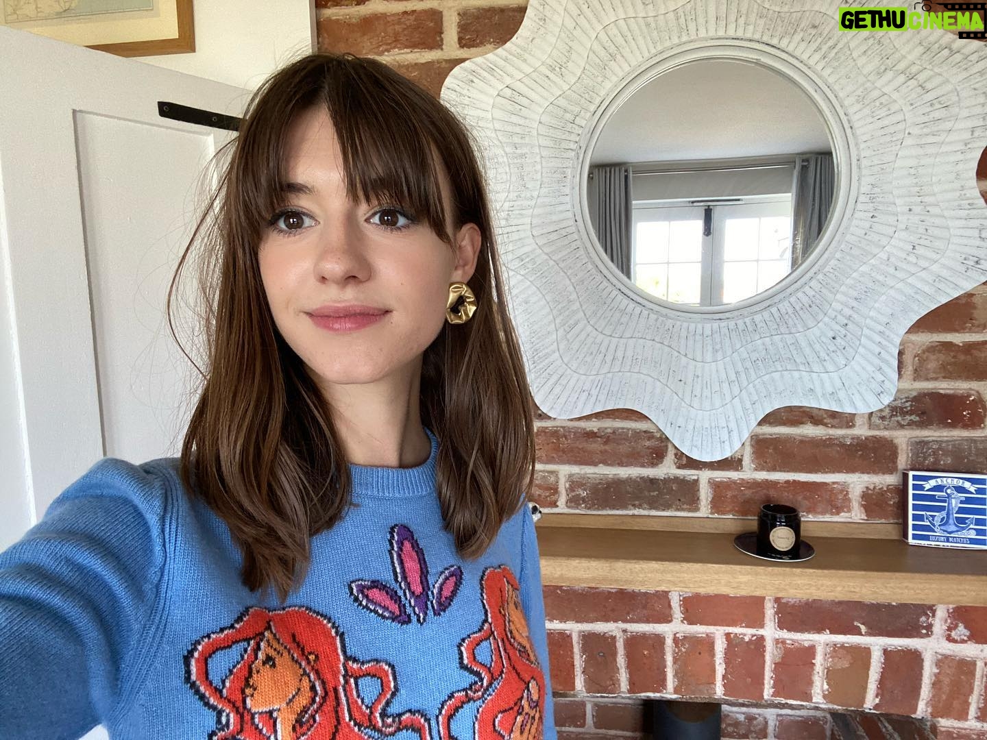 Daisy Edgar-Jones Instagram - Thank you for chatting with me @voguemagazine , if you’d like to read here’s the link -> https://www.google.co.uk/amp/s/www.vogue.com/article/daisy-edgar-jones-pandemic-fame/amp