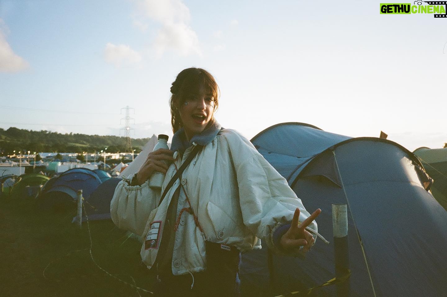 Daisy Edgar-Jones Instagram - So hot you’re hurting my feelings ✌️🌞🌧 thank you @glastofest