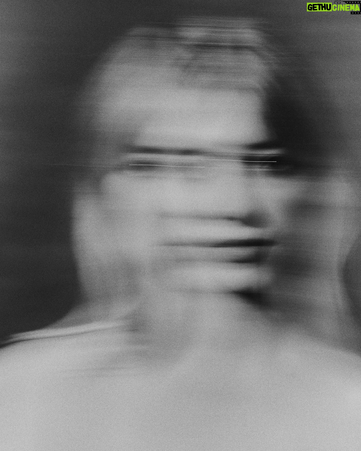 Daisy Edgar-Jones Instagram - 🖤🤍 @bypip