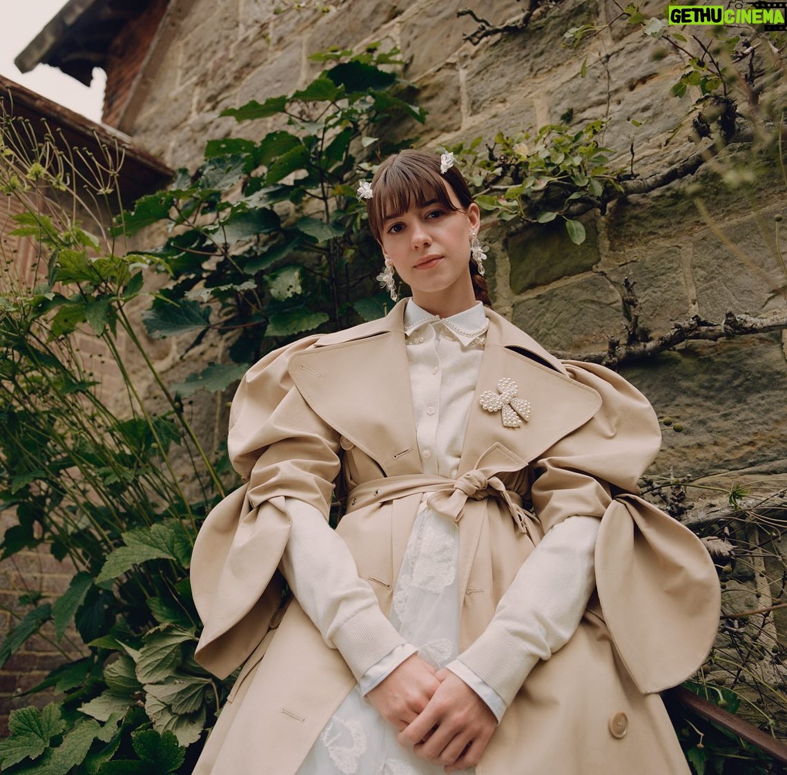Daisy Edgar-Jones Instagram - This coat πππ Thank you #HM @hm #SimoneRochaxHM @tylersphotos @robbiespencer @michealward @adwoaaboah @kesewa.aboah @tess_mcmillan @iamkelseylu @frankiegoestohayward @fayeweiwei @mouchettebell aramishmangi