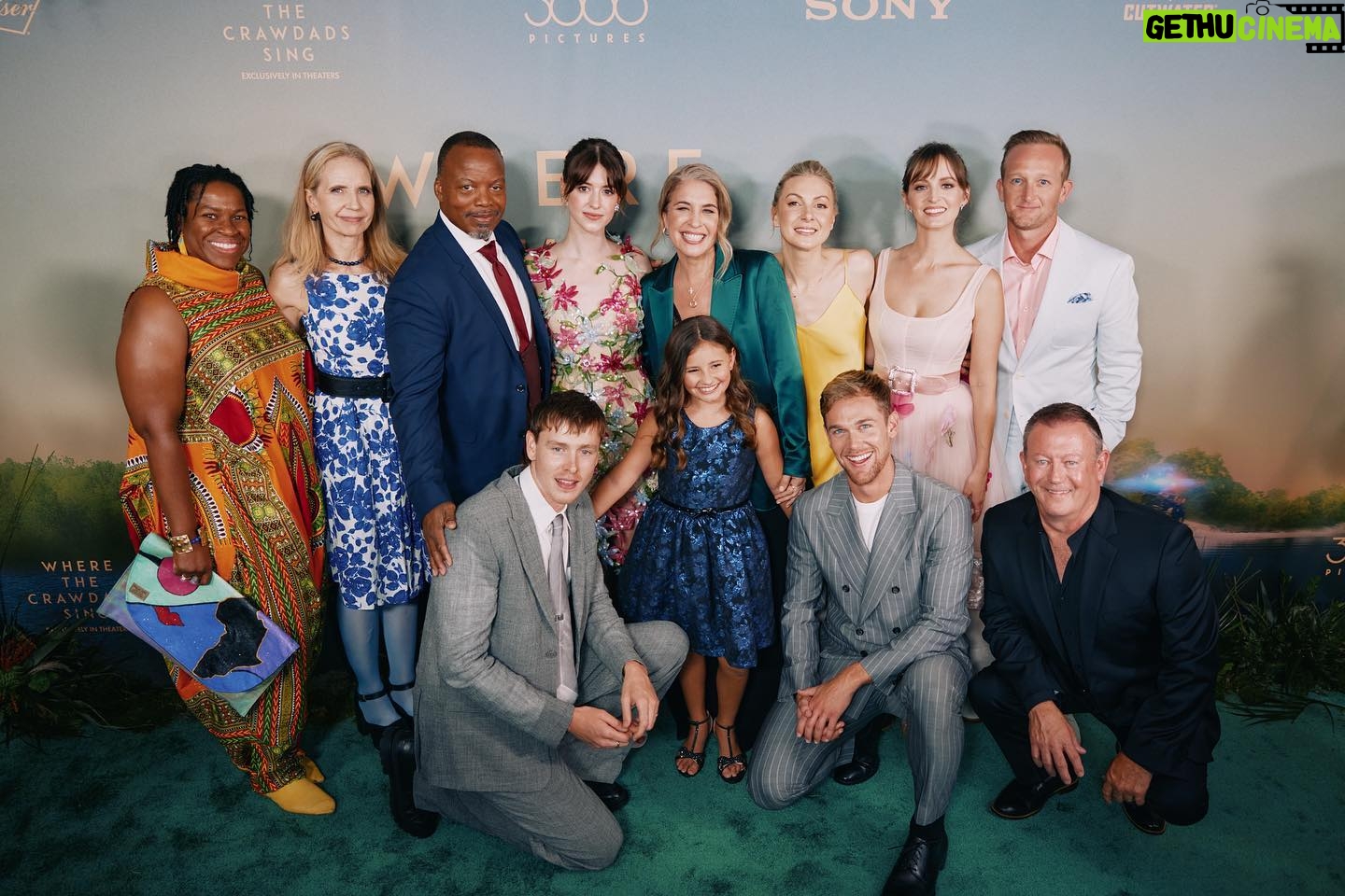 Daisy Edgar-Jones Instagram - The absolute coolest crew of crawdads around. @crawdadsmovie in theatres July 15th 🦞