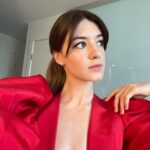 Daisy Edgar-Jones Instagram – Thank you @criticschoice for this nomination!!! Thank you thank you @oscardelarenta for this dress🍎🍒🌹Well done my NP team, @paul.mescal and Lenny, wish we could be together.