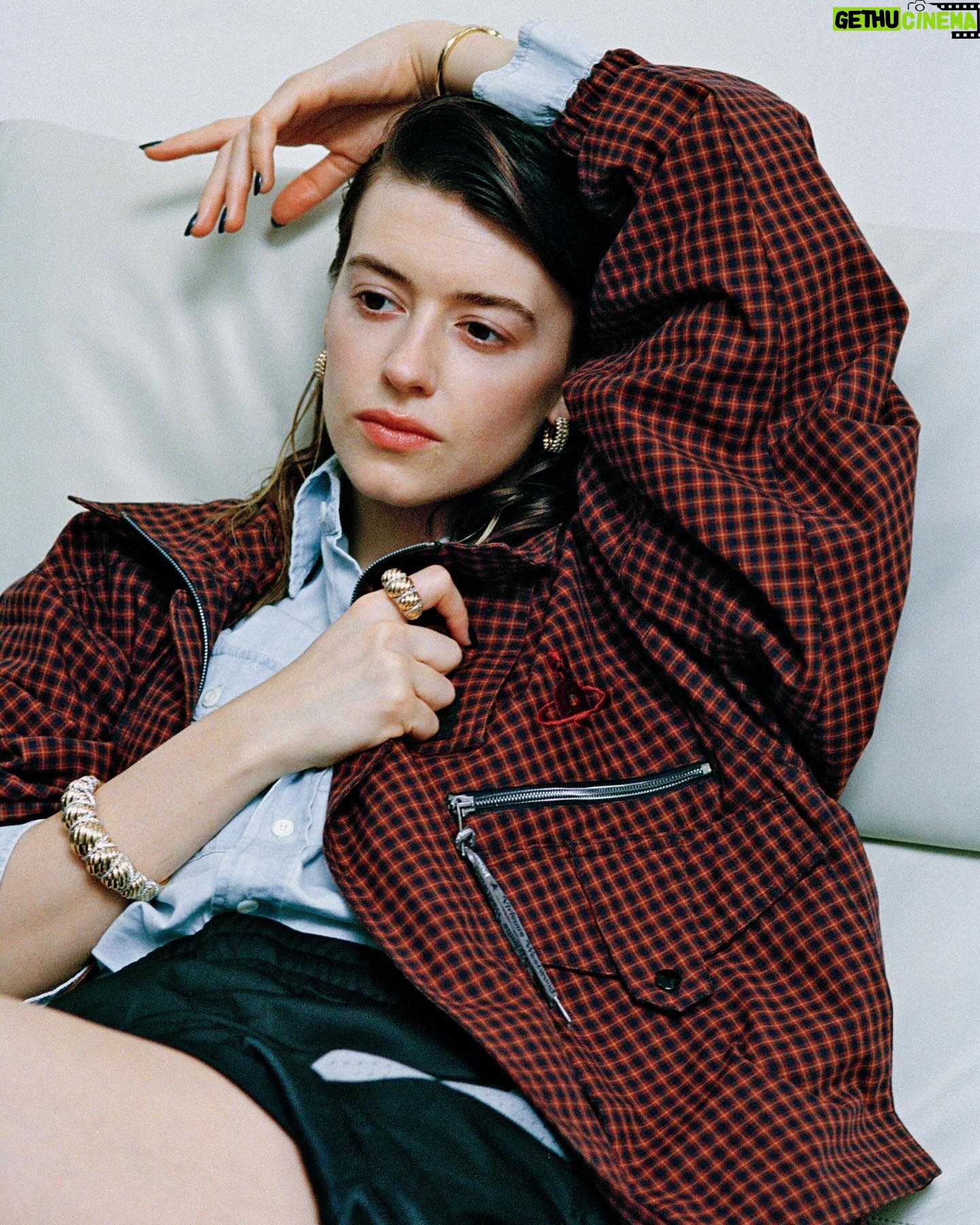 Daisy Edgar-Jones Instagram - I LOVED this shoot @thepopmag 🍬 Thank you! Here are some lil piccies of me waiting for the @twistersmovie to drop. @cartier 😍