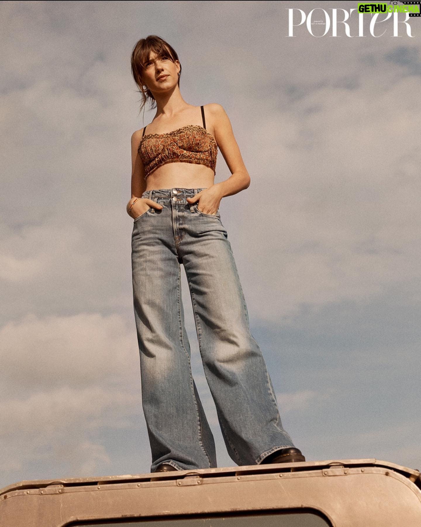 Daisy Edgar-Jones Instagram - Big jeans big dreams 🌞 @portermagazine