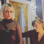 Daisy Edgar-Jones Instagram - 2022 and my pals 🎉✨