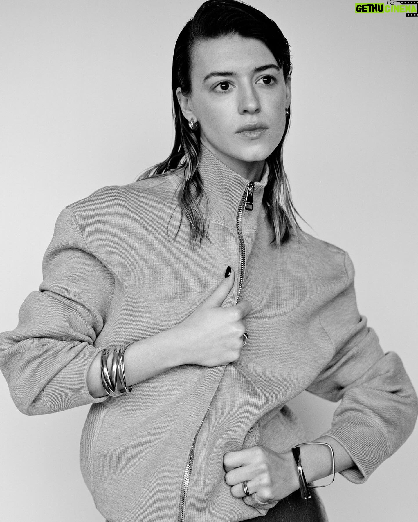 Daisy Edgar-Jones Instagram - I LOVED this shoot @thepopmag 🍬 Thank you! Here are some lil piccies of me waiting for the @twistersmovie to drop. @cartier 😍