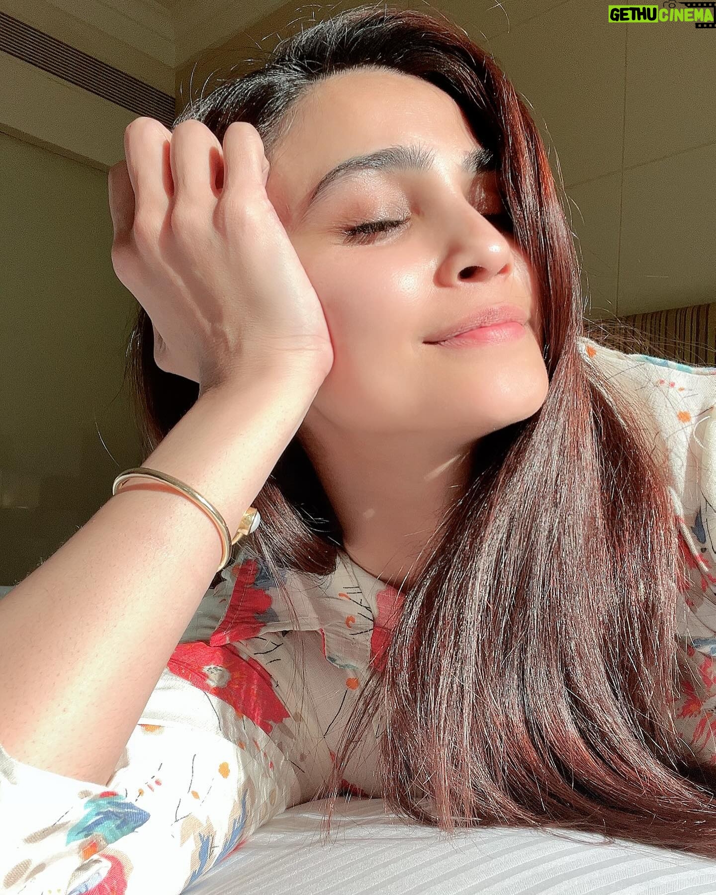 Daisy Shah Instagram - When the ☀️ shines 🎶 . . . #sunkissed #daisyshah #myhappyplace
