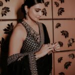 Daisy Shah Instagram - This song 🎶❤️ . . . Mua: @makeupbyvinod Hair: @trivenihairstylist Outfit: @ishaguptatayal x @vblitzcommunications Jewellery: @shopravyaa 📸: @kunal_mohite_photography . . . #daisyshah #sarinotsorry