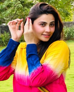 Daisy Shah Instagram - My ❤️ for 🌸 is 😍 . . . #colorfulpictures