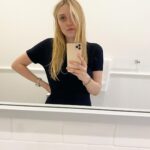 Dakota Fanning Instagram - How I feel about waking up at 5:15am without my consent. 🙄