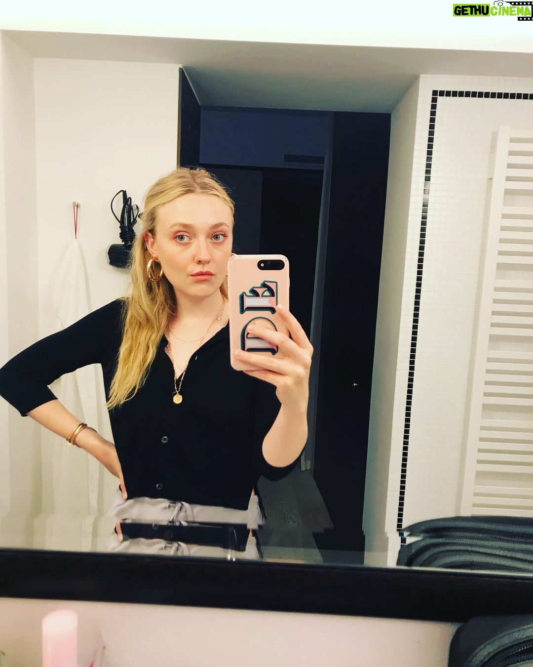 Dakota Fanning Instagram - Before the dry cleaners shrunk my sweater, more of a crop top now. 🤦🏼♀️