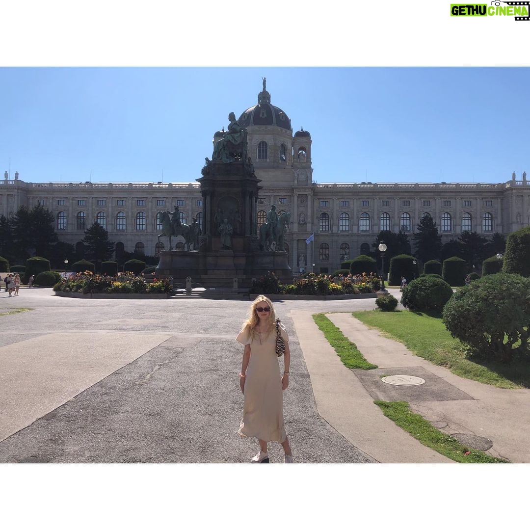 Dakota Fanning Instagram - 🇦🇹❤️ VIENNA ❤️🇦🇹 Vienna, Austria