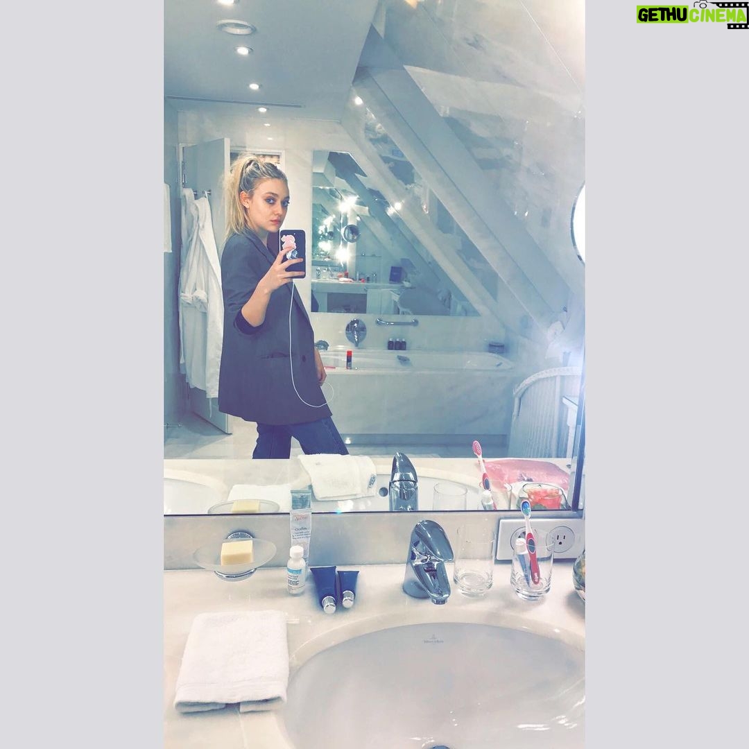 Dakota Fanning Instagram - #tbt to feeling chic in 🍐ie (also known as Paris)