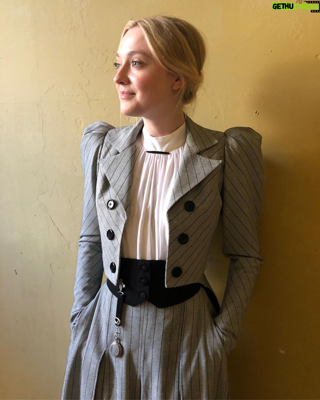 Dakota Fanning Instagram - Miss Howard. @thealienisttnt #thealienist #theangelofdarkness 📸: @rudymance