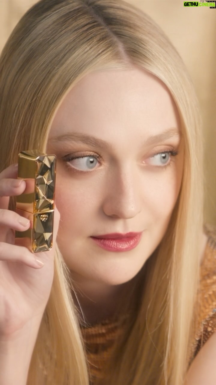 Dakota Fanning Instagram - Go behind the scenes with @DakotaFanning as she explores the beauty of #ThePreciousLipstick. Its elevated formula is luxuriously oil-based that melts into the skin, enhancing contour and facet definition, while controlling light and shadow for a 3D appearance. No matter how you purse and pout your lips, they will always look on point 💋 体温で美容液のようにとろけるクレ・ド・ポー ボーテ #ルルージュプレシュー は、唇を彩るという領域を超え、唇そのものの理想を追求したラグジュアリールージュ。 スキンケアとメイクアップ効果を叶えるリップエンパワリング処方により、唇のあらゆる動きに寄り添い、しなやかに密着。輪郭の際立った立体感のある唇を演出します。