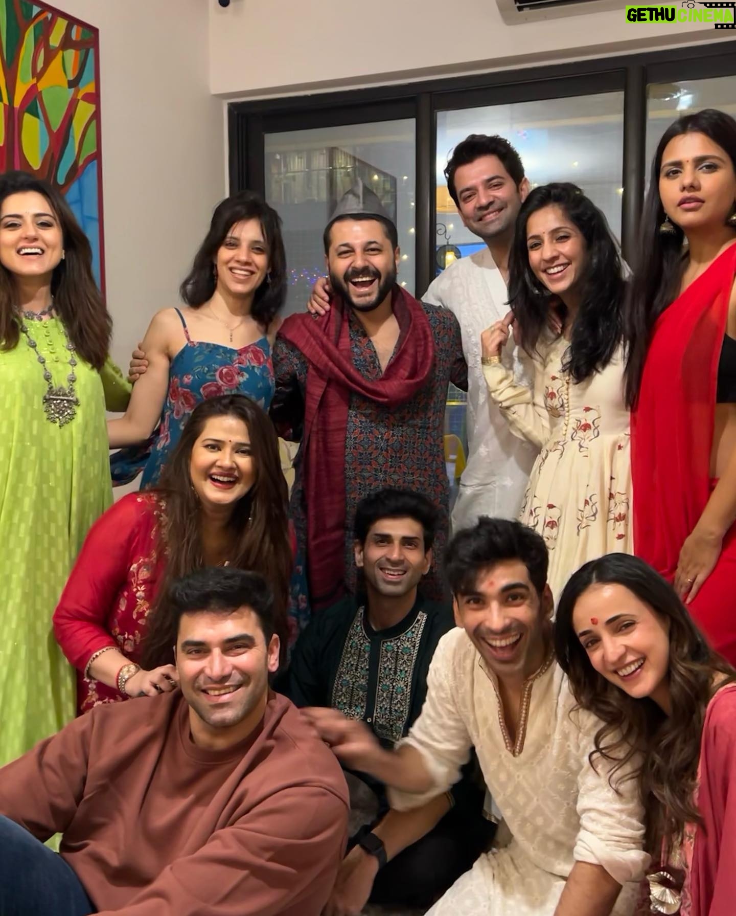 Dalljiet Kaur Instagram - Happy us ! Hope u guys had superb Diwali celebrations too ♥️