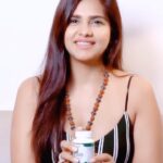 Dalljiet Kaur Instagram - Nveda Omega 3 Fish Oil with Extraordinary Benefits🤩🤩🤩 • Skin and Hair health🤵‍♀️ • Joint & Bone Health💪 • Improves heart healt❤️ • Reduces body soreness Price: Rs. 345 for a bottle of 60 softgels. There are more than 25,000⭐⭐⭐⭐⭐ ratings in Amazon and Flipkart about this product. You can check range of Nveda Products at @Nveda.in Website: nveda.in #nveda #nveda.in #GoodnessInside #Omega3 #fishoil #jointpain #healthyhair #cleanskin #nvedaforskin #nvedaforhair #haircare #skincare #jointcare #orderonline #Hearthealth #brainhealth #ad #collab